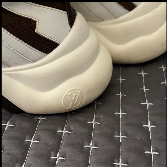LVuitton Logo Ladies Hi Top Sneakers Size 11 Logo on Laces & Leather  see photos - Picture 4 of 8